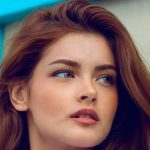 Realistische mode en beauty foto bij kleur dragen