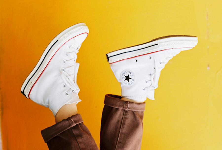 ZOMERSE SNEAKER STYLING: HOE COMBINEER JE SNEAKERS MET JE OUTFIT?